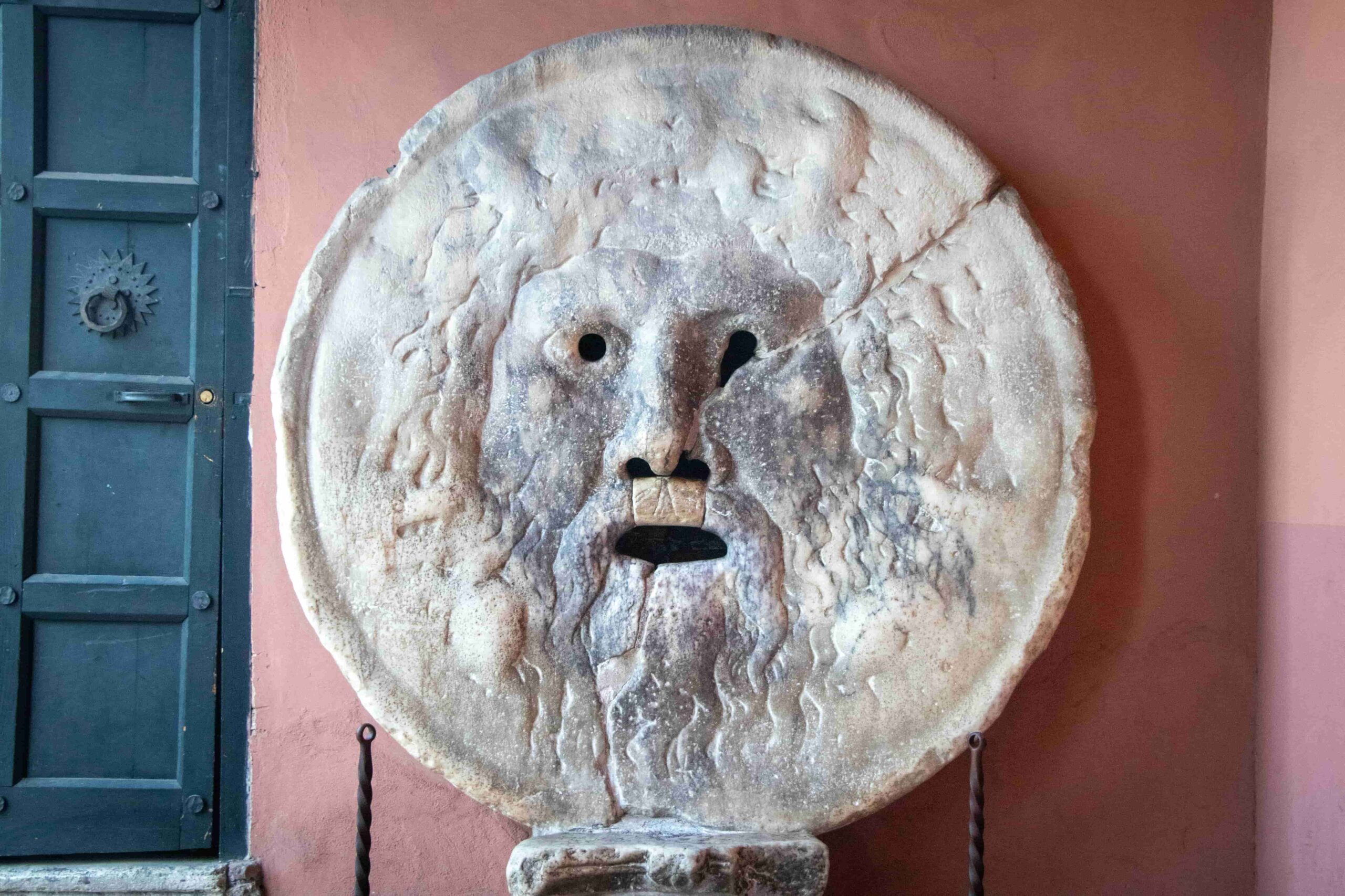 Immagine relativa alla storia dietro la famosa Bocca della Verità di Roma: leggenda e realtà