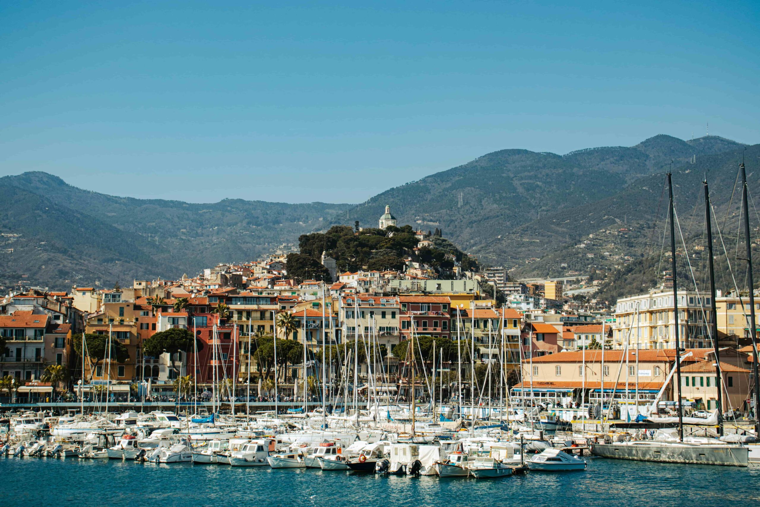 Imagem relacionada à Riviera Italiana: Um Paraíso na Terra, Apenas uma Viagem de Trem de Roma