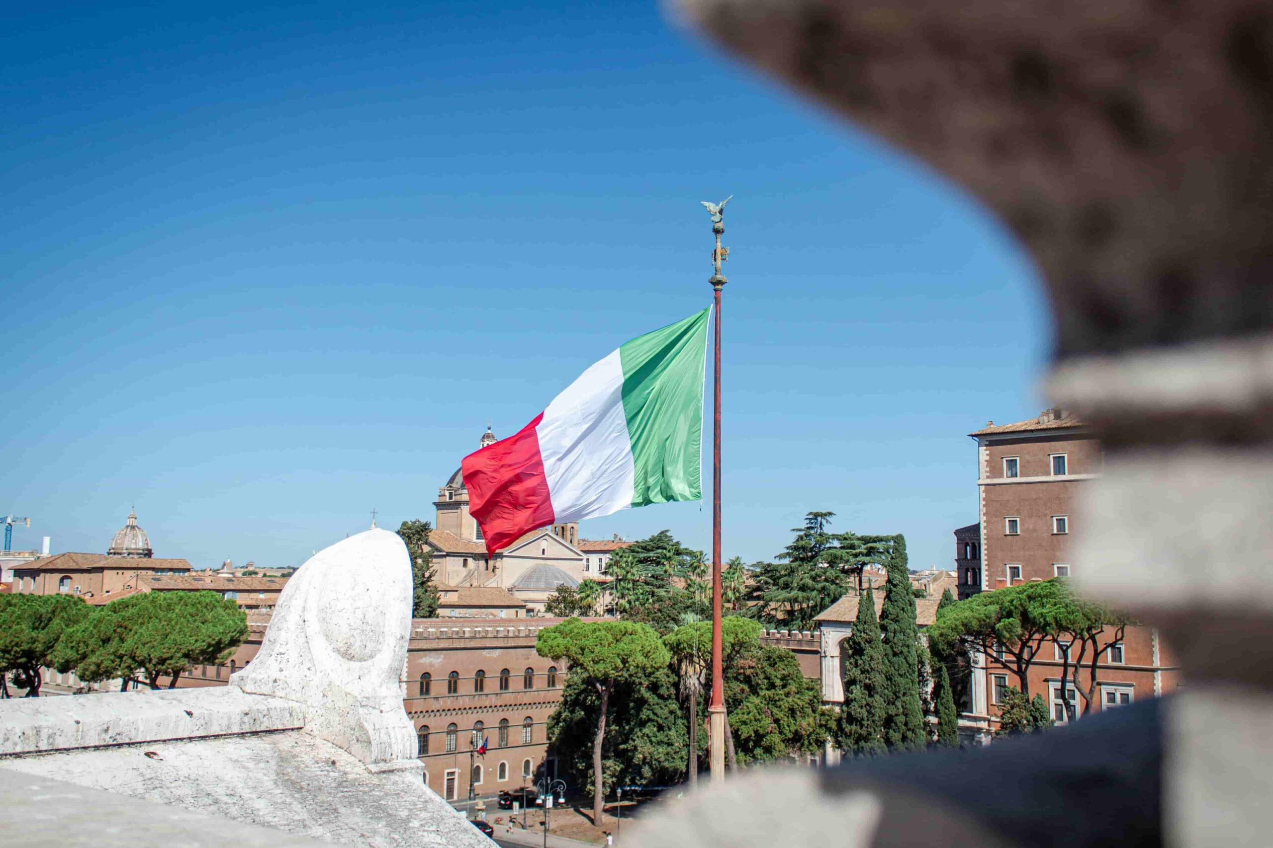 Immagine relativa alla Bandiera Italiana: Simbolo di Unità e Storia a Roma